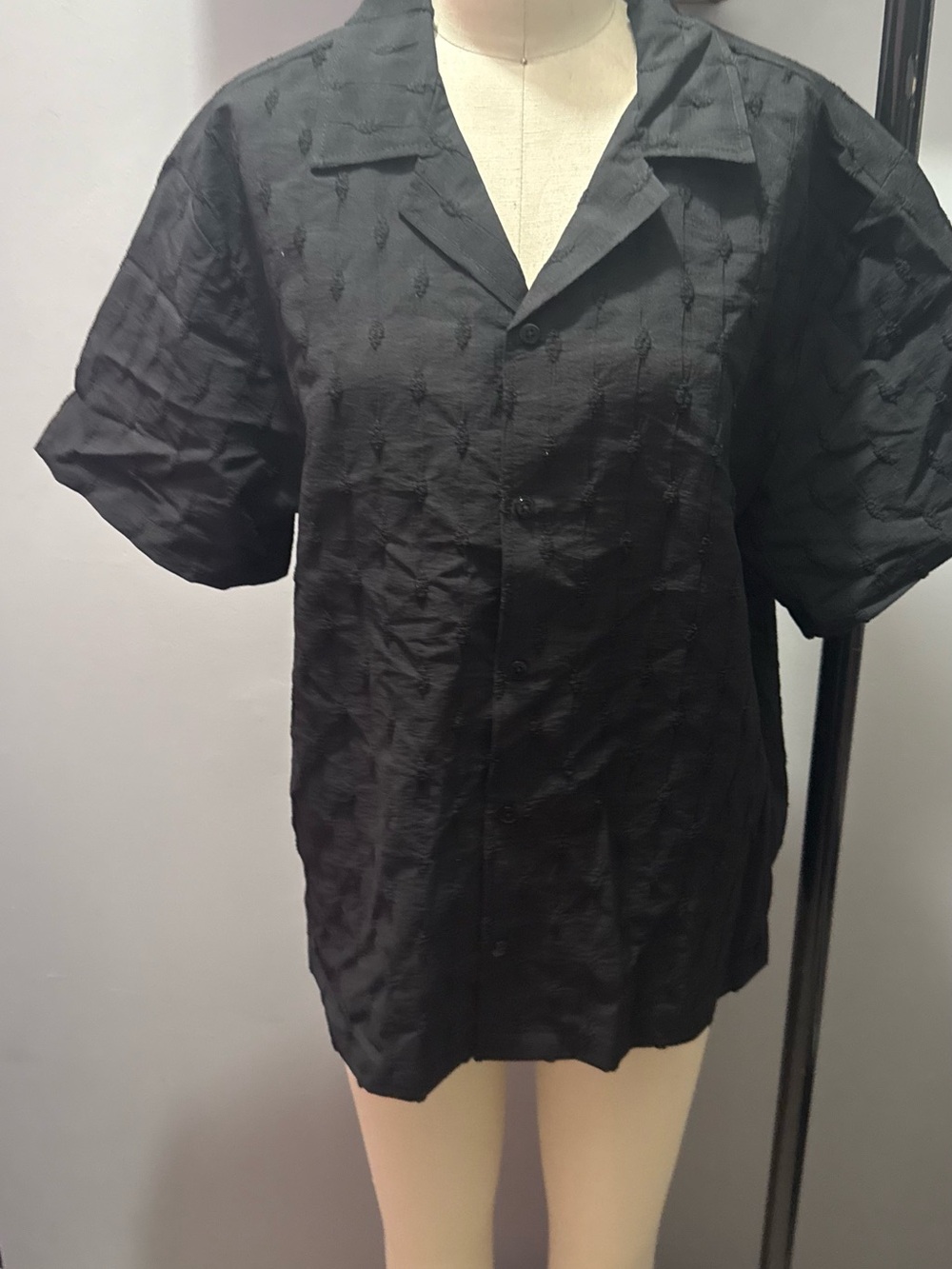 Forever 21 Men's Black Short-Sleeve Button-Front Camp Shirt - Picture 2 of 6